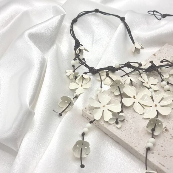 New ZARA Casscading Flowers Ecru Cord Necklace - Picture 12 of 15